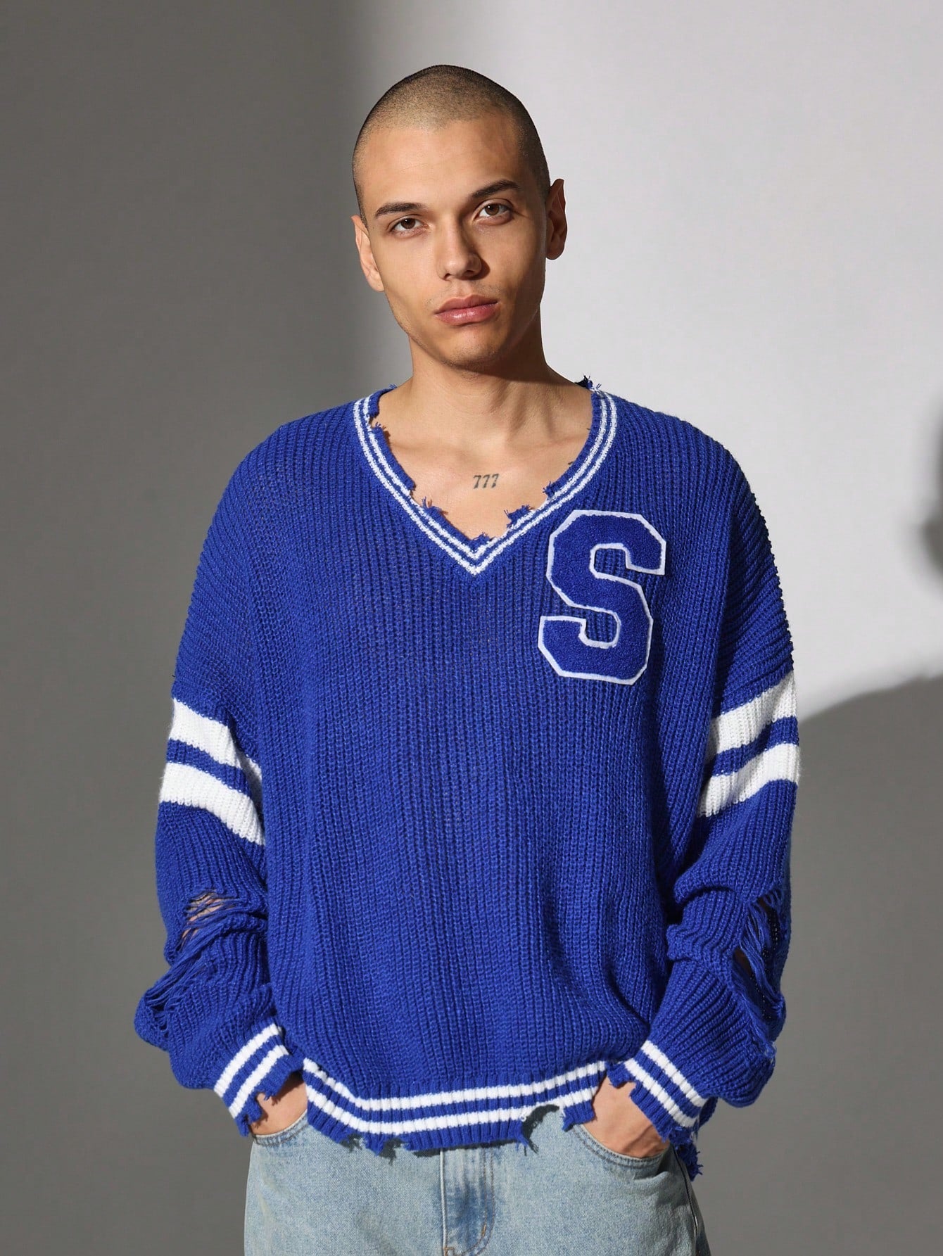 Suéter folgado com ombros caídos decote em V