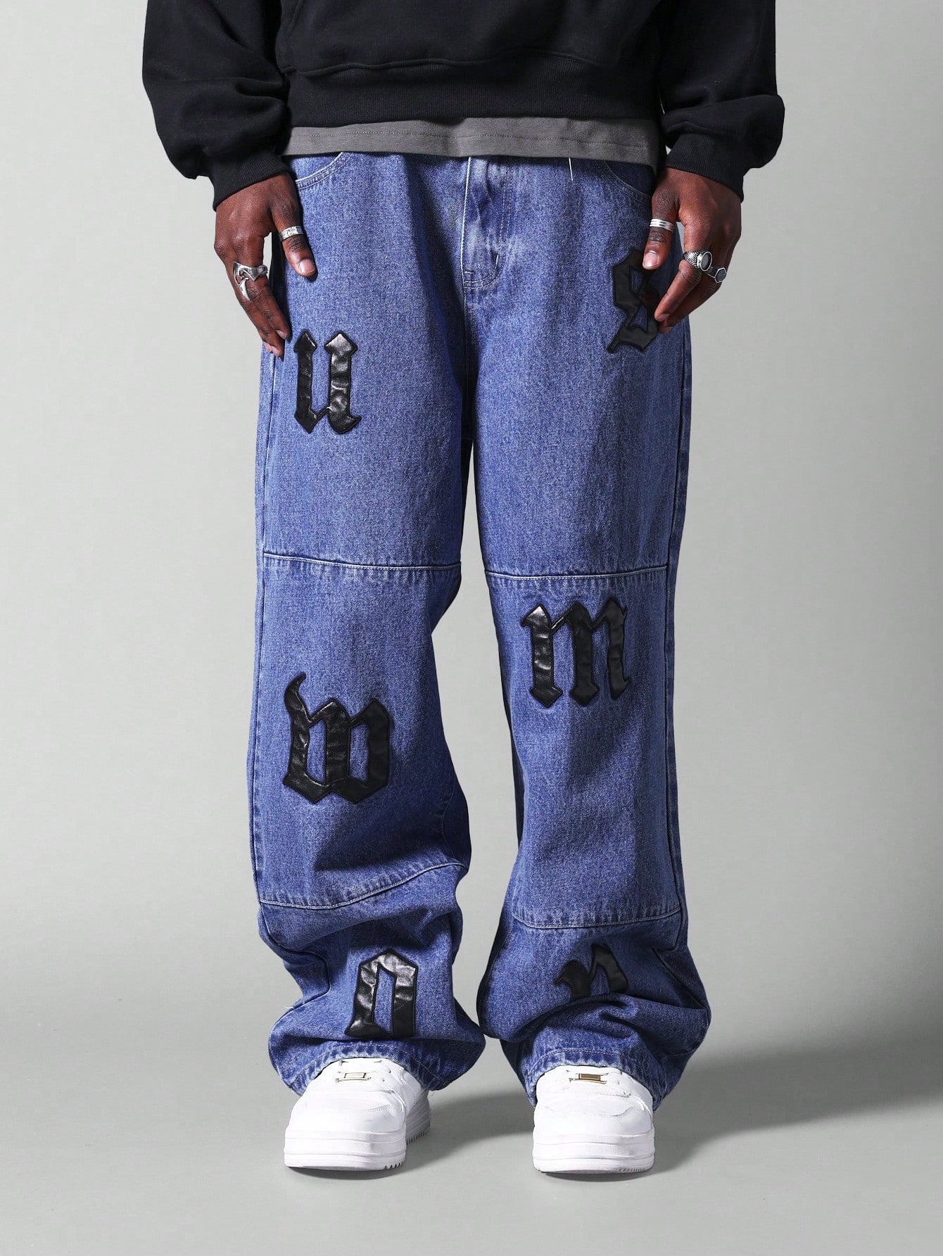 Calça Jeans Folgada Com Distintivos