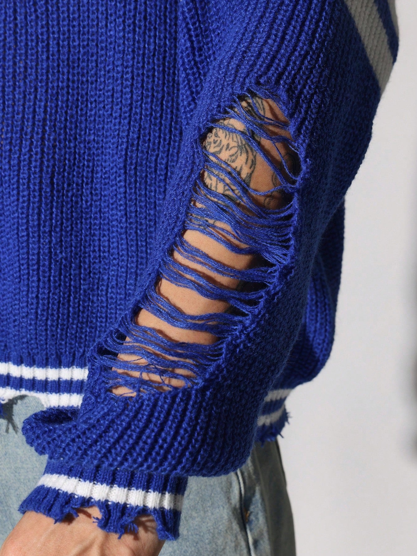 Suéter folgado com ombros caídos decote em V